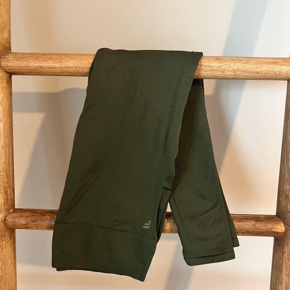 Fabletics Mid-Rise 7/8 Seamless Ribbed Leggings